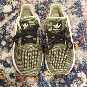 Adidas size 1 boys tennis shoe